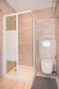 Idylliskt hus med tropisk trädgård och privat pool i ett lugnt bostadsområde - Image 4