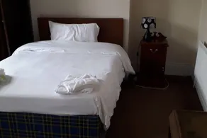 Grand 4-bed Quasi Semi House in Manchester - Image 3