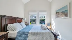 Grange superbement rénovée à Bridgehampton avec fenêtres du sol au plafond, à un kilomètre de la ville - Image 4
