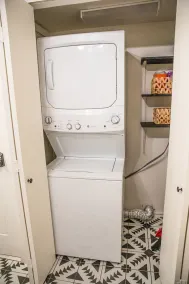 Location! Quant, Cozy & Stylish 2 Br/2Ba - Image 4