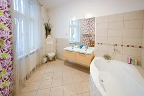 3 Bed & 3 Bath, Huge, Free Parking, City centre for families and groups - Image 4