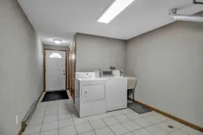 Lovely 2 bedroom apartment with free parking - Image 2