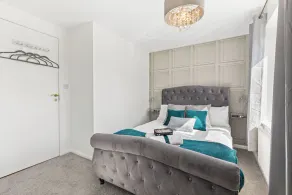 Spacious 3-Bedroom House with Parking Family Friendly - Image 4