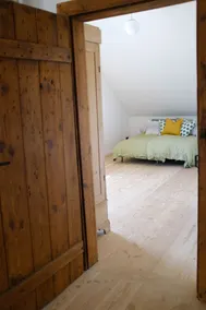 Lovingly converted workshop in former stable building - Image 2
