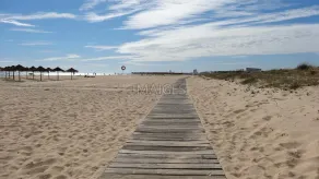 Luxury 2 Bed Apart with large south facing balcony, WiFi, AC & 4 Pool passes - Image 2