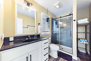 Stunning 2600 ft² waterfront home, pet friendly, 8 person hot tub, rooftop deck  - Image 3
