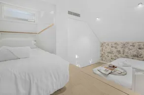 Urban oasis: Stylish 4BR retreat in vibrant Newtown - Image 2