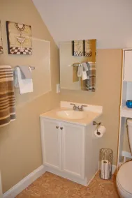 Lovely one bedroom apartment private entrance utilities included - Image 3