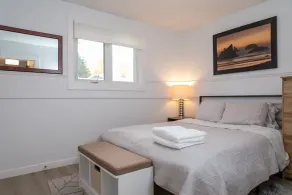 Modern/Retro Cozy Home in the Minnow Lake area - Image 3