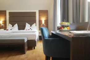 Deluxe suite with lake view - Image 4