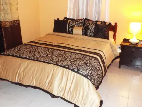 Free Parking. Wifi. Kitchen. Washer Dryer. Air Conditioning. Close to Airport. - Image 3