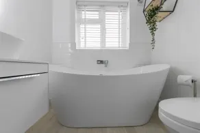 4 Bedroom Seaside House, Beach 220m with Free Parking - Image 5