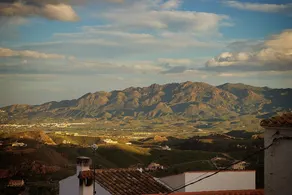 Central Apartment With Wonderful Sea/Mountain Views & Free Wifi - Image 5