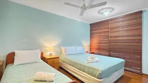 Kameruka - Modern, Queenslander style island home in leafy bushland with balcony - Image 5