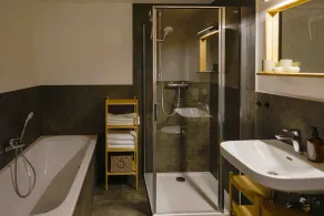Stylish, modern old building apartment in the city - Image 3