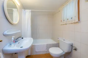  Central Apartment at the Beach Promenade with Wi-Fi and Sea View - Image 4
