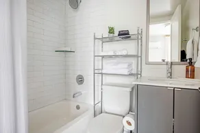 Cozy Studio with Queen Bed, City Walkable! - Image 2