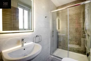 Charming 2BR w/Maltese Balcony Off the Promenade - Image 2