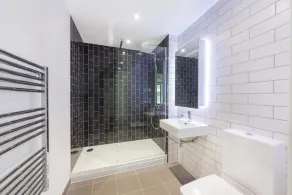 Stylish Riverside 2Bed & 2Bath Apartment in London - Image 3