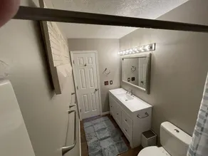 Wonderful PRIVATE RENOVATED Townhome 2 bed & 2 bath - Image 2