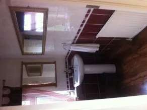 Charming & Spacious 3 bedroom Town House. Large garden. Private parking. - Image 3