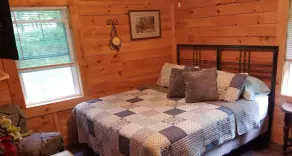 Pines Retreat Getaway - Cozy Cottage, Short walk to Lake Noquebay  - Image 3