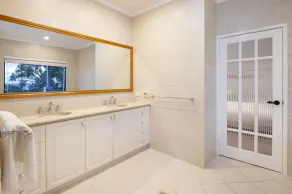 LUXURIOUS & INVITING TWO STOREY HOME WITH COMFORTABLY CASUAL COASTAL VIBE - Image 4