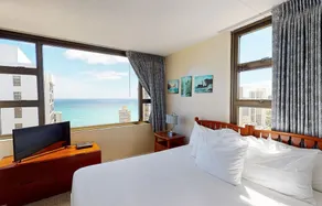 36th Floor Deluxe Ocean View Condo with Free Parking & Wifi condo - Image 5