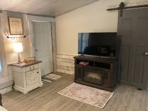 The Ole' Farmhouse w Guest Suite and Hot Tub - Image 2