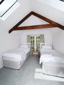 Cosy cottage in sleepy village yet only 5 minute drive to Truro city centre. - Image 4