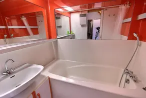 Yta: ca 40 m�� Bottenvåningen. Orientering: V��st. Stanna. Pentry med ugn - Image 4