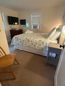 Updated 3BR, 2 BA Cottage with 2 beach parking passes - Image 4