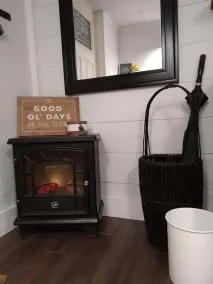 Lovely 1 Bedroom efficiency with Indoor Fireplace - Image 2