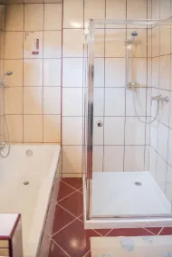 Stuga, här lägre av två separata lägenheter, pool, bastu, klimat - Image 3