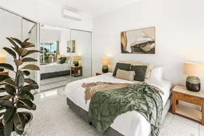 Charming Seaside Apartment with Balcony & Pool, Steps from Trinity Beach - Image 4