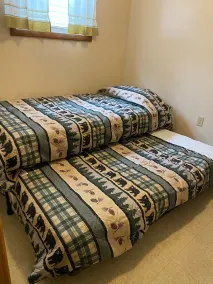 Quaint 2 bedroom apartment. 5 minute walk to down town Close to local bike trail - Image 5