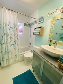 Maison rénovée, oasis privée, maison de vacances, piscine, bar Tiki à quelques pas de la plage - Image 3