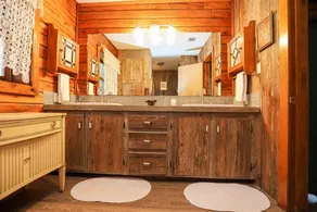 Private home with pool minutes from downtown La Grange and Antique Shopping - Image 2