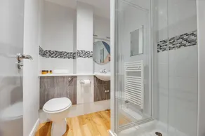Swan Apartments 2A - Image 4