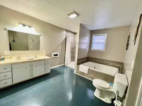 Large home with yard, 7 bedrooms, and lots of living space - Image 3