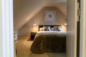 Comfortable Cosy Private Barn conversion, Own courtyard, parking, nr to station - Image 5