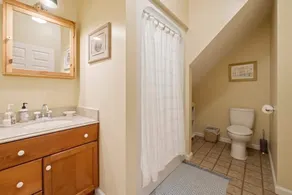 La Peninsule Scenic Home within a quiet neighborhood - Image 2