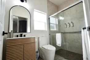 Villa Fiorō -Bold Luxury 2BR - River & Coastal Vibe - Image 5