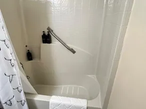 Spacious 3BR Home Near Rainbow River Large Yard - Image 3