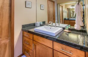 Haut de gamme 2 BR 2 BA Condo Lakefront, climatisation et foyer au gaz - Image 5