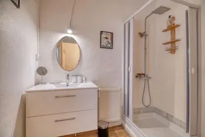 High-End Holiday Home 'Charming and Elegant Renovated Farmhouse' with Lake View, Pool, and Wi-Fi - Image 4