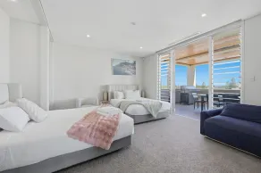 Royal Retreat: Luxury Beachfront View - Image 5