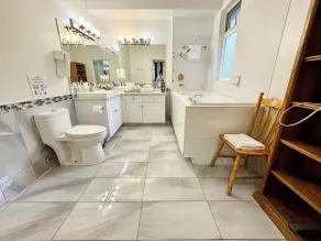Spacious 3400 sq ft 6 bedroom Hatzic Mission Home - Image 2