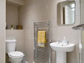 Spacious terraced cottage within walking distance of the town centre. - Image 3