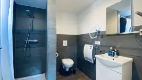 Room 5 with shower and shared kitchen - Image 4